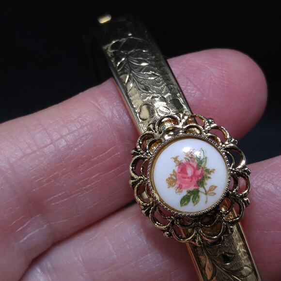 Vintage Floral Porcelain Hinged Bracelet, Repousse Gold Plated, 1950s - Picture 3 of 10